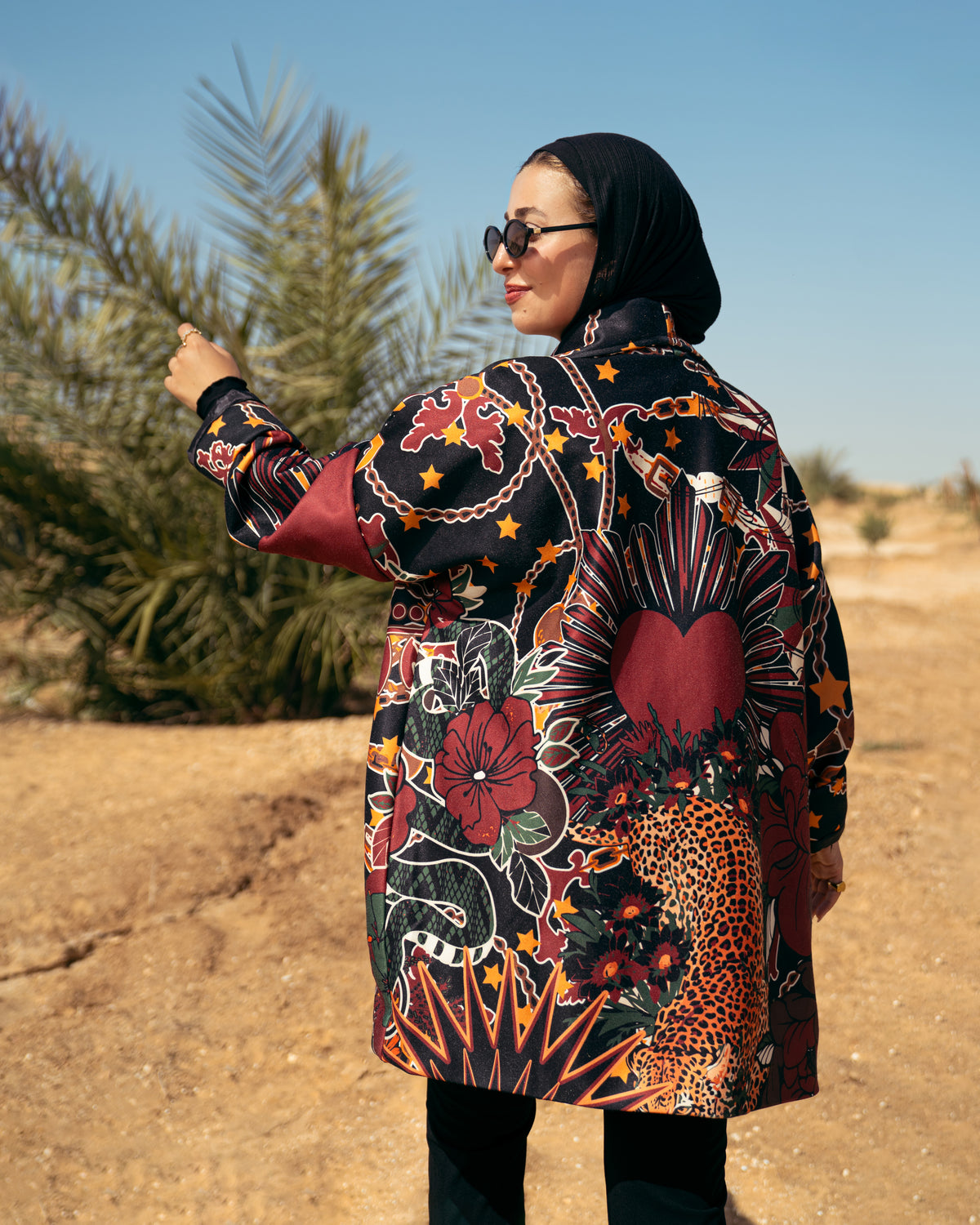 Qamar – pose