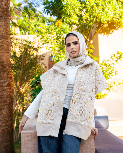 Model wearing The Show Off – Offwhite from Pose Winter '27 – view 2